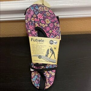 NWT Nufoot Futsoles Floral Softside shoes
